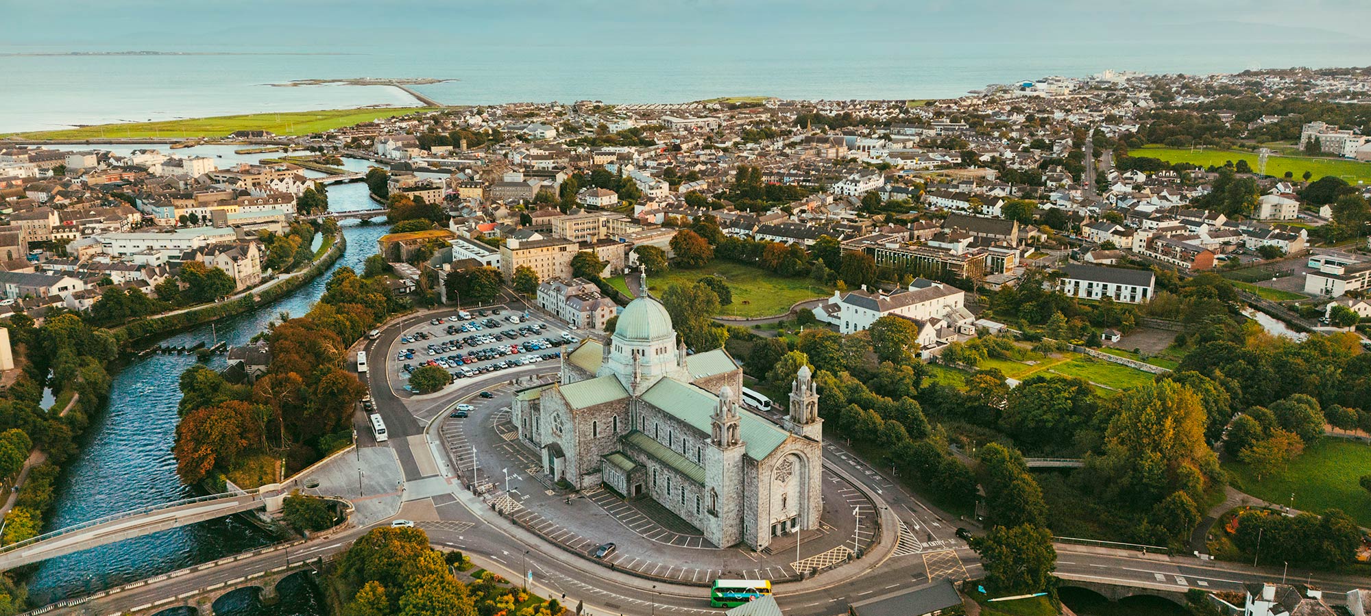 Veduta aerea di Galway con la cattedrale, il fiume e la costa