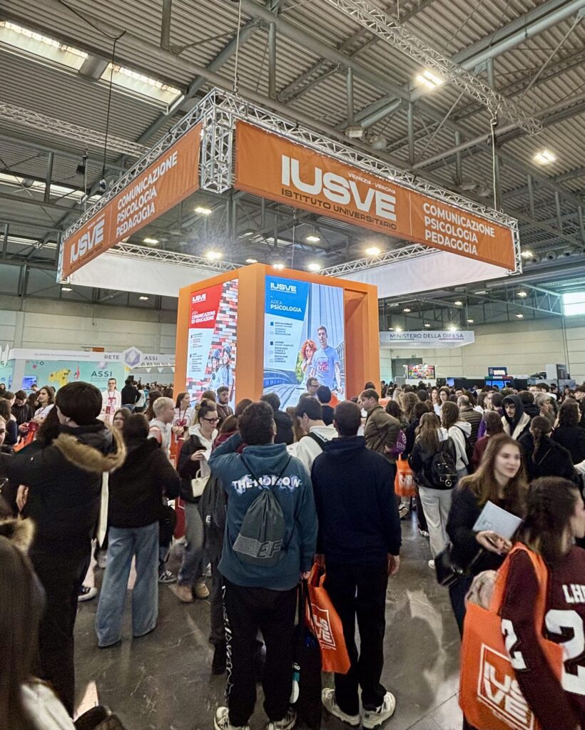 Visitatori allo stand IUSVE Visitatori allo stand IUSVE